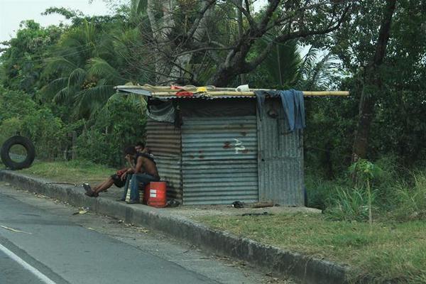 En Champas instaladas en las orillas de carreteras de Escuintla venden combustible de manera clandestina. (Foto Prensa Libre: Enrique Paredes)
