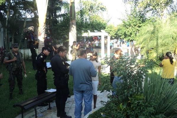 Investigadores trabajan en el lugar donde fue encontrado el cadáver de Byron de Jesús Revolorio, en Taxisco. (Foto Prensa Libre: Oswaldo Cardona)