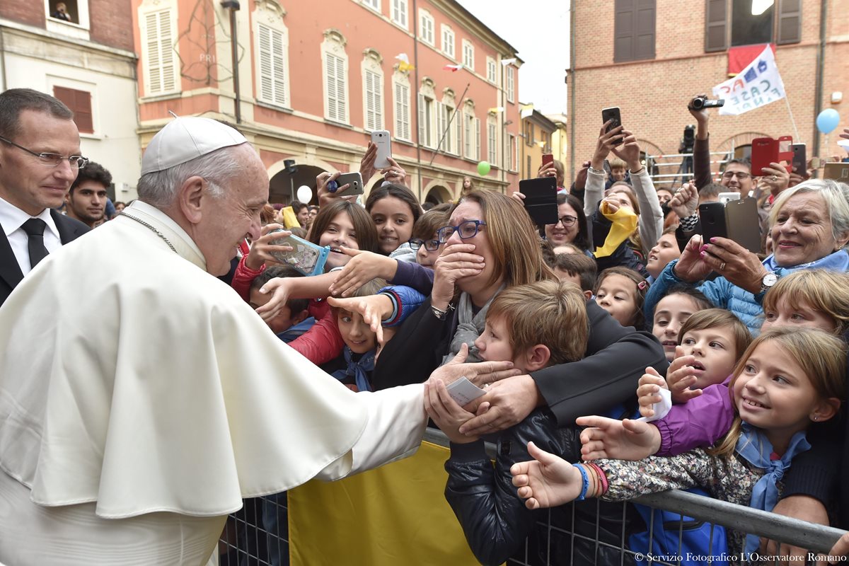 El Papa saluda ciudadanos durante su visita pastoral en Cesena,Italia. (AFP).