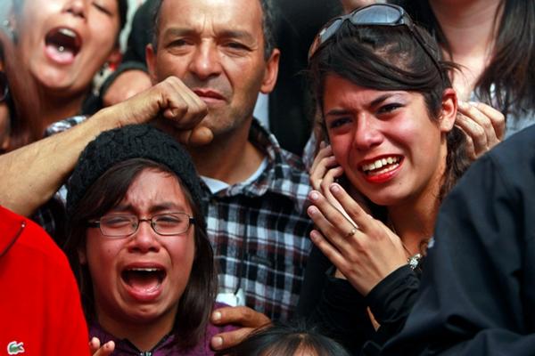 Chilenos vibran de alegría al momento de observar a un minero a salvo. (AP)<br _mce_bogus="1"/>