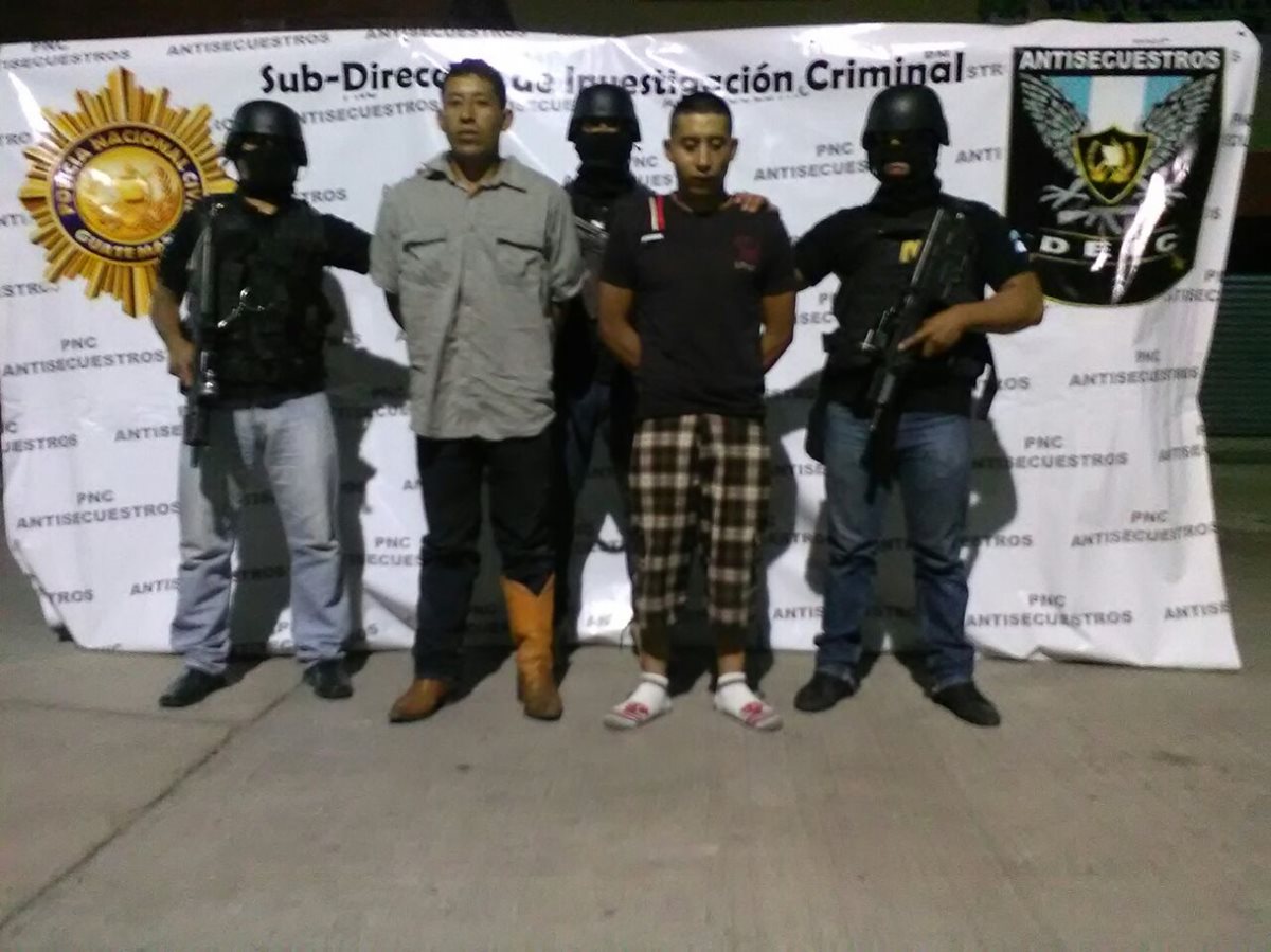 Agentes de la PNC retienen a Miguel Ángel Cruz García y a Manuel de Jesús Cruz García, señalados de haber cometido el secuestro. (Foto Prensa Libre: cortesía PNC)