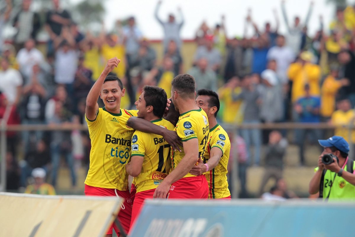 Los jugadores de Marquense festejan el triunfo frente a Antigua GFC. (Foto Prensa Libre: Norvin Mendoza)