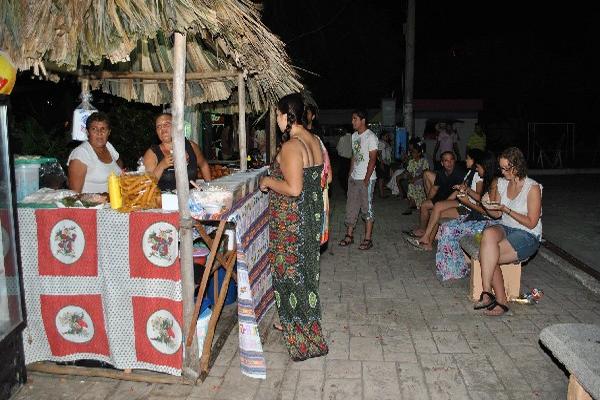 Turistas degustan   los platillos típicos peteneros,  que se ofrecen durante el festival.