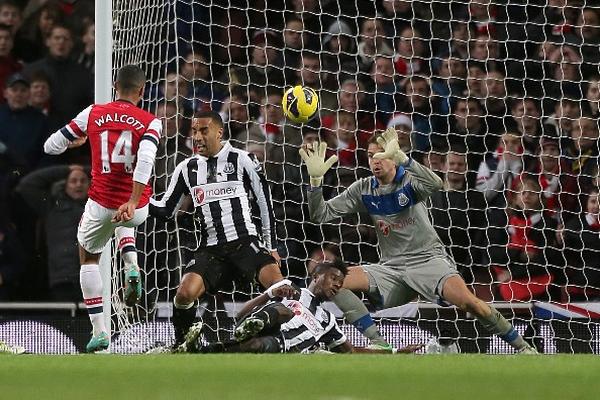 Theo Walcott del Arsenal logra anotar uno de los goles de su equipo en el duelo frente al Newcastle. (Foto Prensa Libre: AFP)