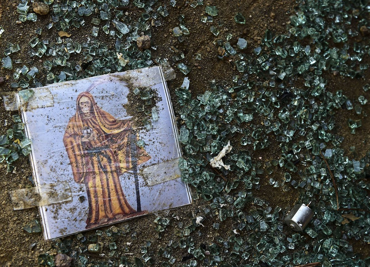 Imagen de la Santa Muerte abandonada por el Chapo y sus cómplices, tras un operativo para recapturarlo en octubre último en Durango. (Foto Prensa Libre: AFP).