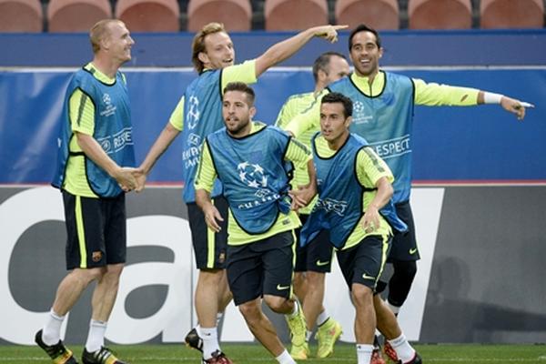 Los jugadores del Barsa se entrenaron el lunes en el Parque de los Príncipes, en París. (Foto Prensa Libre: AFP)