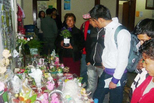 Jóvenes observan artículos elaborados con materiales de desecho, expuestos por la Asociación Valle Verde.