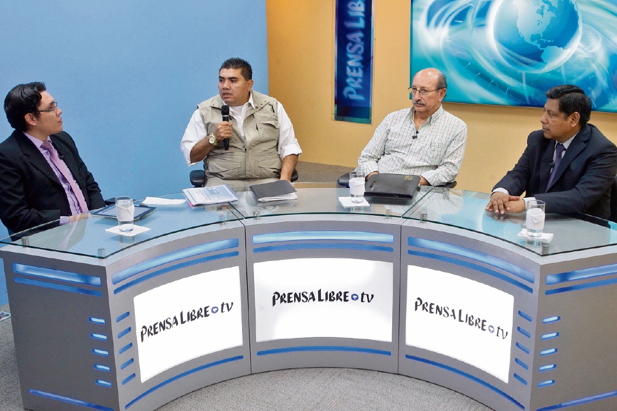 El viceministro de Gobernación, Élmer Sosa, y el analista Julio Balconi —al centro— conversan con los periodistas José Manuel Patzán y Byron Vázquez, en el programa Diálogo Libre.
