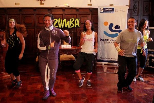 La zumba  no solo ayuda a quemar calorías, sino es una forma alegre y divertida de hacer ejercicio.