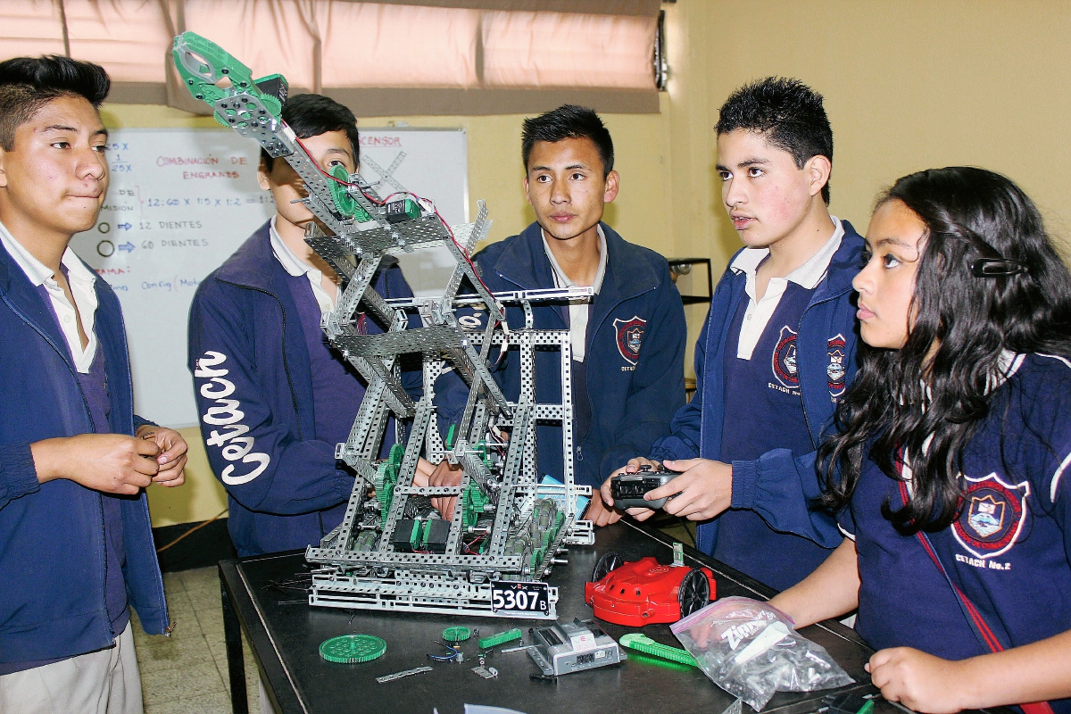 Estudiantes de Robótica tiene la oportunidad de viajar a la Nasa a exponer sus proyectos. (Foto Prensa Libre: José Rosales)