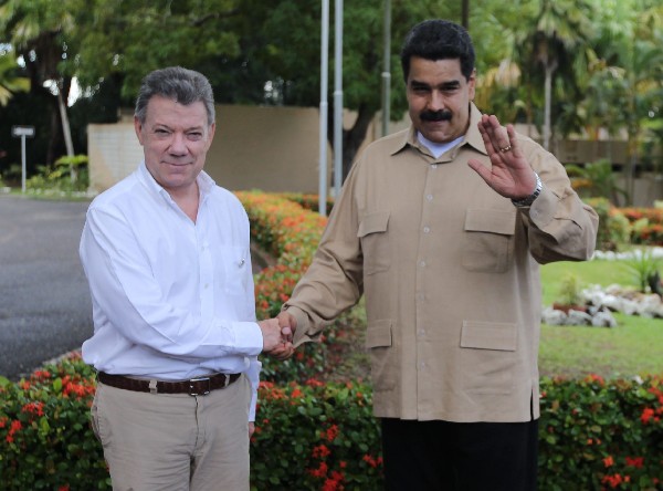 Nicolás Maduro(d) saluda a Juan Manuel Santos a su llegada al Puerto Ordaz, Venezuela. (Foto Prensa Libre: AP)