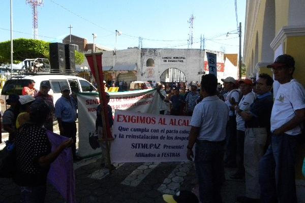 trabajadores protestan frente  la Municipalidad  de Patulul, Suchitepéquez.