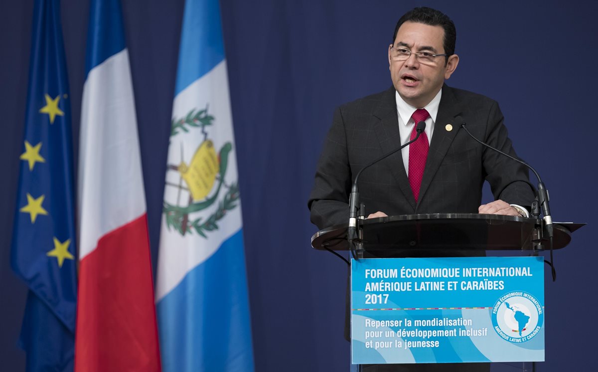 El presidente de Guatemala, Jimmy Morales, da un discurso en el Foro Económico de Latinoamérica y el Caribe en París, Francia.