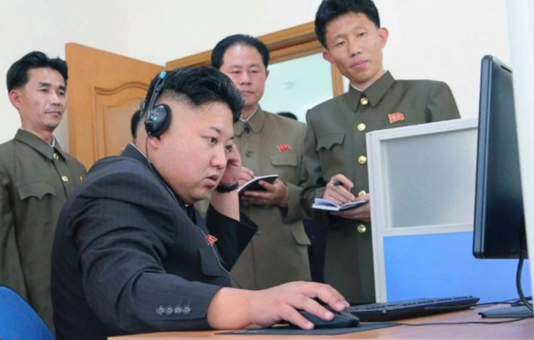 Kim Jong-Un examina el plan durante una reunión con autoridades militares. (Foto Prensa Libre: AFP)