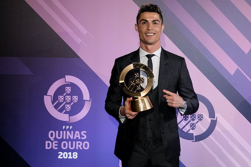 Cristiano Ronaldo sostiene el trofeo a Mejor Jugador de Futbol Portugués del Año, durante la gala de las Quinas de Oro de la Federación de Futbol de Portugal. (Foto Prensa Libre: EFE)