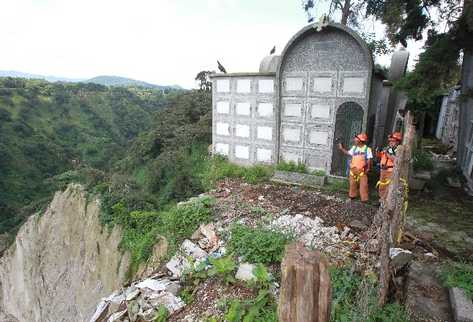 Unos 30 mausoleos podrían caer al vacío, debido a que el terreno en que se encuentran es inestable, por la lluvia, las vibraciones y la falta de un muro.