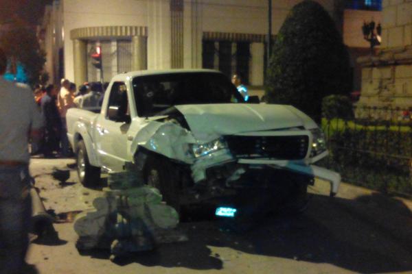El picop se detuvo luego de derribar un poste de alumbrado público a un costado del Palacio Nacional de la Cultura. (Foto Prensa Libre: <em>Tomada de Internet</em>)<br _mce_bogus="1"/>