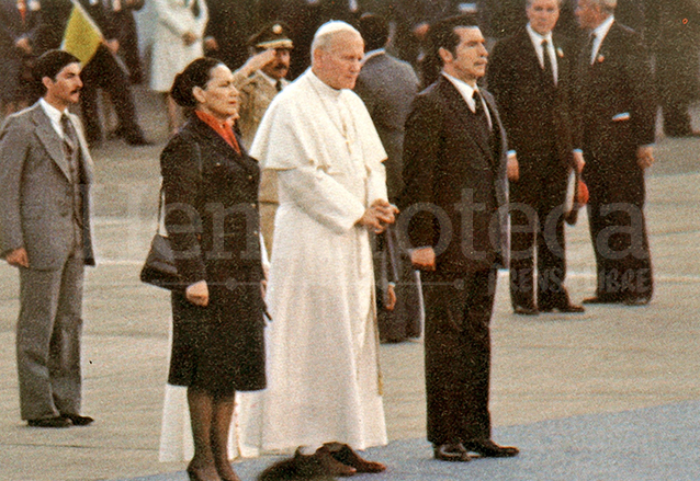 Juan Pablo II fue recibido por el jefe de Estado de facto, Efraín Ríos Montt y su esposa Teresa Sosa. (Foto: Hemeroteca PL)
