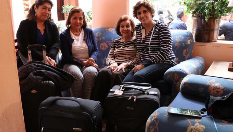 Un grupo de turistas llegan a uno de los hoteles a la ciudad altense. (Foto Prensa Libre: María José Longo)