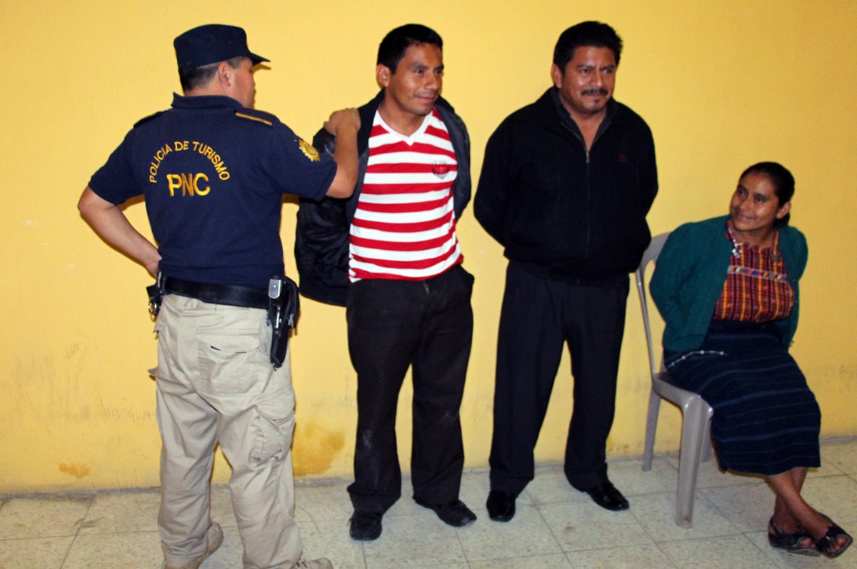 Los tres aprehendidos son sindicados de extorsionar a un abogado en Xela. (Foto Prensa Libre: Carlos Ventura)