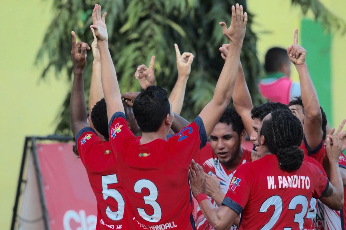 Los jugadores de Malacateco festejan después del gol. (Foto Prensa Libre: Norvin Mendoza)