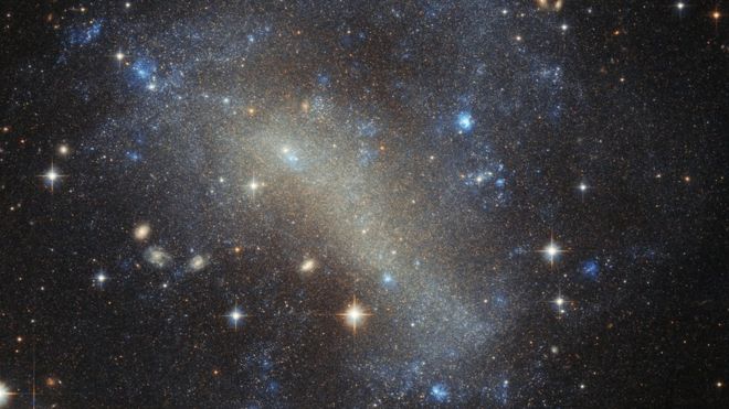 Un "raro fenómeno" permitió convertir a una agrupación galáctica en una suerte de lupa natural y así conseguir fotografiar a Ícaro. ESA/HUBBLE Y NASA