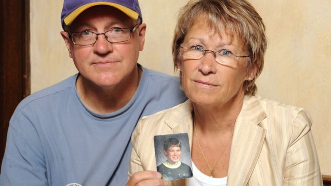 Jerry y Patty Wetterling, los padres de Jacob, muestran una foto de su hijo. AP