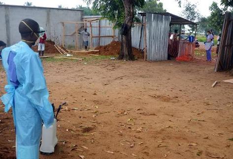 Un hombre se encamina a desinfectar una zona cercana a un hospital de Monrovia. (Foto Prensa Libre: AFP).