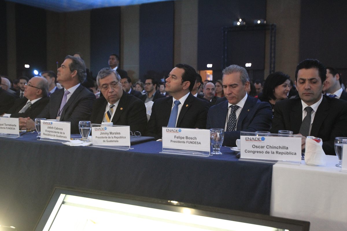 El presidente Jimmy Morales junto a empresarios durante el Enade 2017. (Foto Prensa Libre: Hemeroteca PL).
