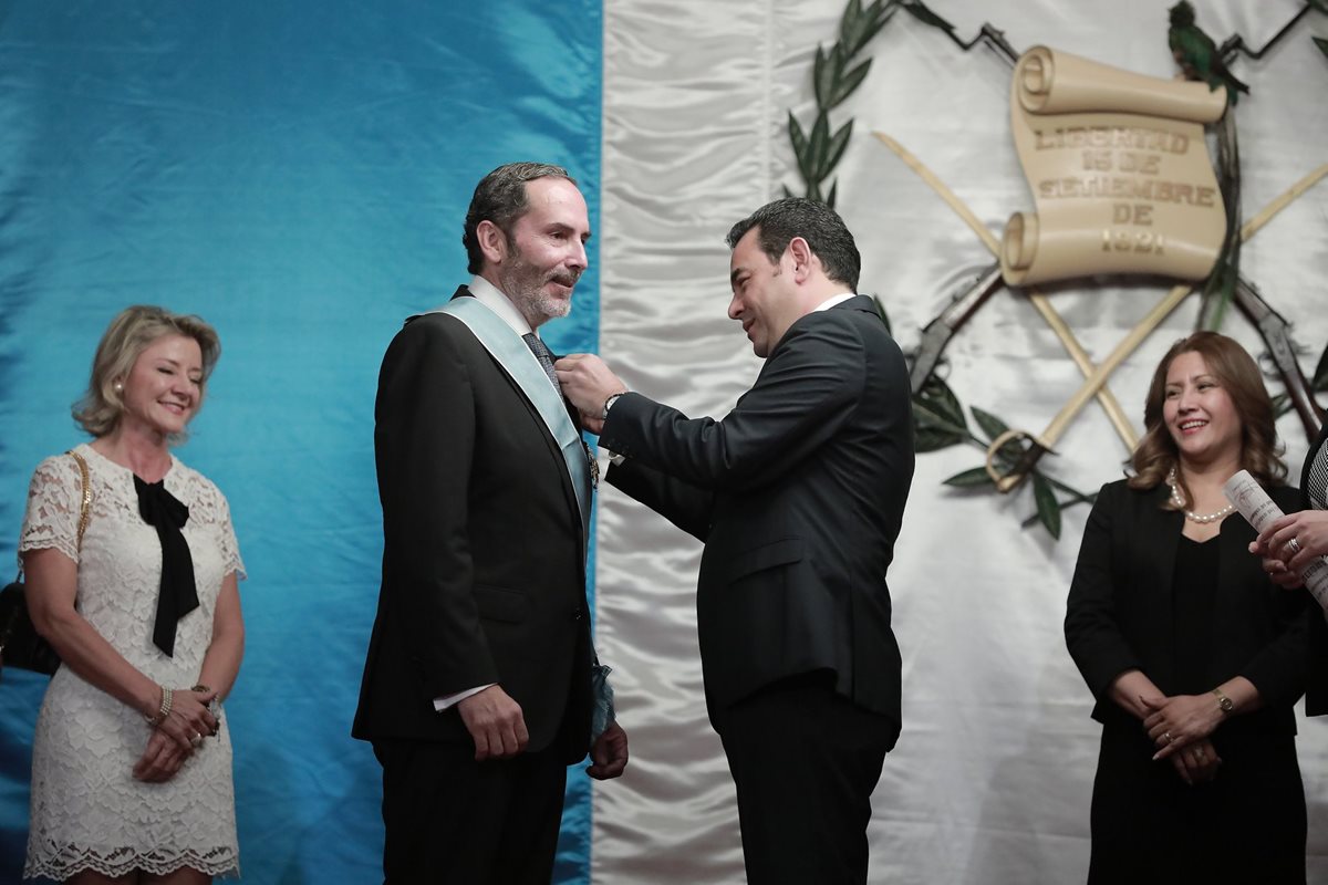 El presidente Jimmy Morales condecora al embajador de Colombia en Guatemala, Carlos Manuel Pulido, quien finaliza su misión diplomática. (Foto Prensa Libre: Presidencia)