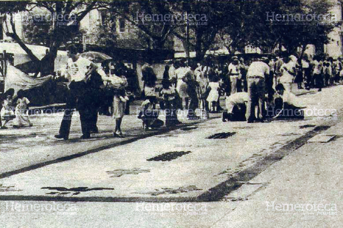 Un grupo de feligreses elabora una alfombra de aserrín, frente a Catedral Metropolitana. Foto Hemeroteca PL