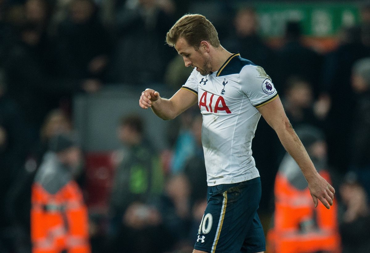 El Tottenham dejó escapar un resultado importante y sus jugadores se lamentaron. (Foto Prensa Libre: EFE)