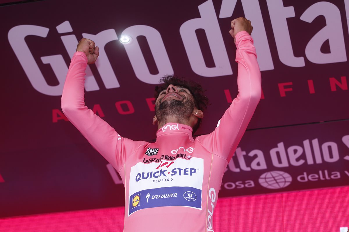 El colombiano Fernando Gaviria ganó la tercera etapa del Giro de Italia y es el líder de la competencia. (Foto Prensa Libre: AFP).
