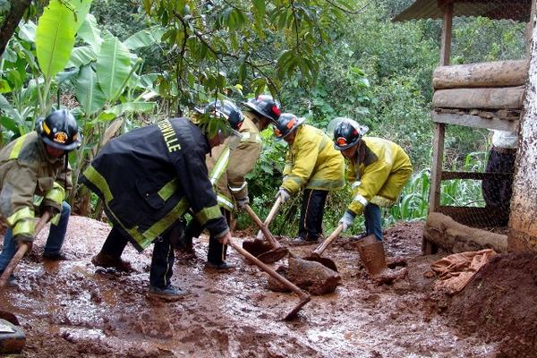 Socorristas quitan parte del lodo en una de las dos viviendas afectadas en la aldea La Puerta, Chinique. (Foto Prensa Libre: Óscar Figueroa) <br _mce_bogus="1"/>