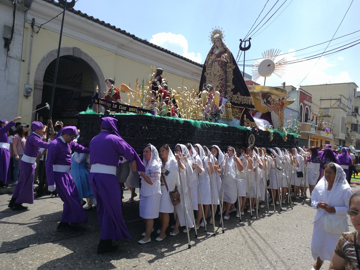 La imagen de la Virgen María acompaña el cortejo procesional de Jesús de Las Tres Gracias. (Foto Prensa Libre: Oscar García).