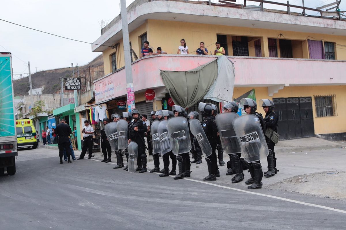 Antimotines llegaron a la colonia El Búcaro por disturbios luego de un ataque armado. Foto Prensa Libre: Estuardo Paredes.