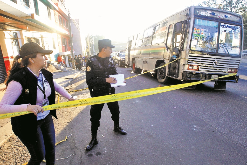 La Defensoría de los Usuarios del Transporte Público ha exigido al Gobierno acciones concretar para frenar las extorsiones. (Foto Prensa Libre: Hemeroteca PL)