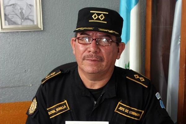 El comisario Obed Otoniel Sandoval informa sobre los talonarios que servirán para poner multas a los motoristas que no cumpla el reglamento. (Foto Prensa Libre: Hugo Oliva)