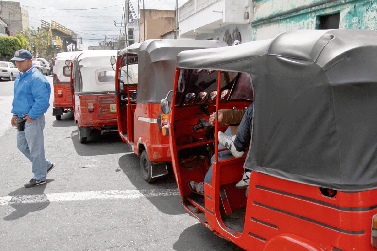 Mototaxistas invaden la mayor parte de áreas urbanas y suburbanas del país. (Foto Prensa Libre: E. Paredes)