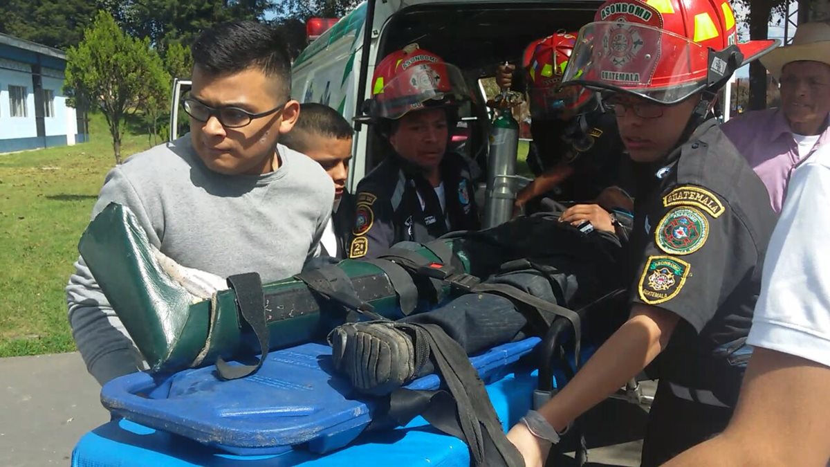 Socorristas trasladan a uno de los heridos en accidente de Tejutla al Hospital Nacional de San Marcos. (Foto Prensa Libre: Alexánder Coyoy)