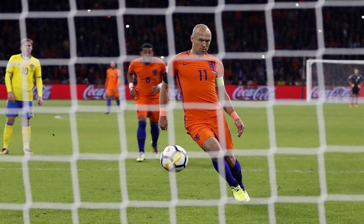 Robben anota de penalti en el  partido de Holanda contra Suecia. (Foto Prensa Libre: EFE).