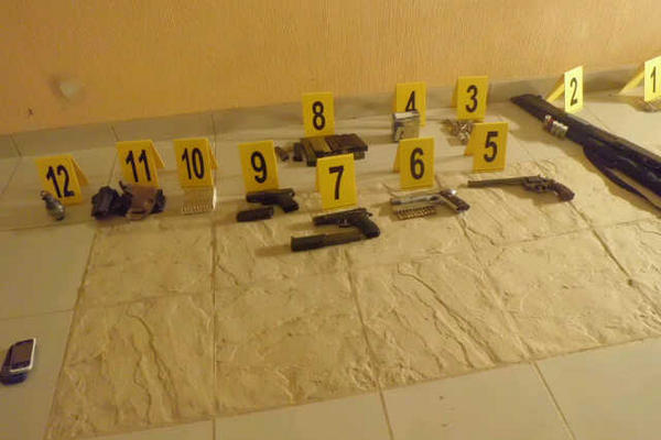 Armas de fuego incautadas en la colonia Los Pinos, Esquipulas. (Foto Prensa Libre)<br _mce_bogus="1"/>
