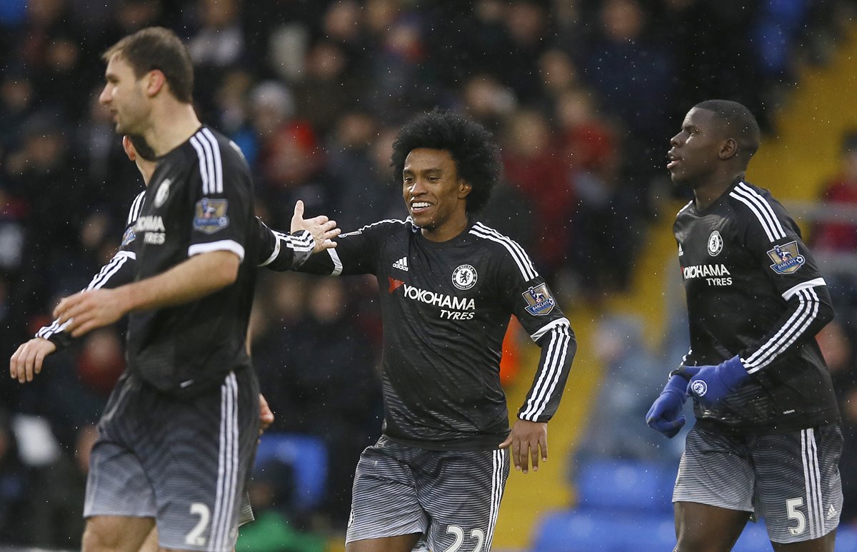 El brasileño William (al centro) sonríe mientras celebra el gol que marcó para el Chelsea. (Foto Prensa Libre: AP)