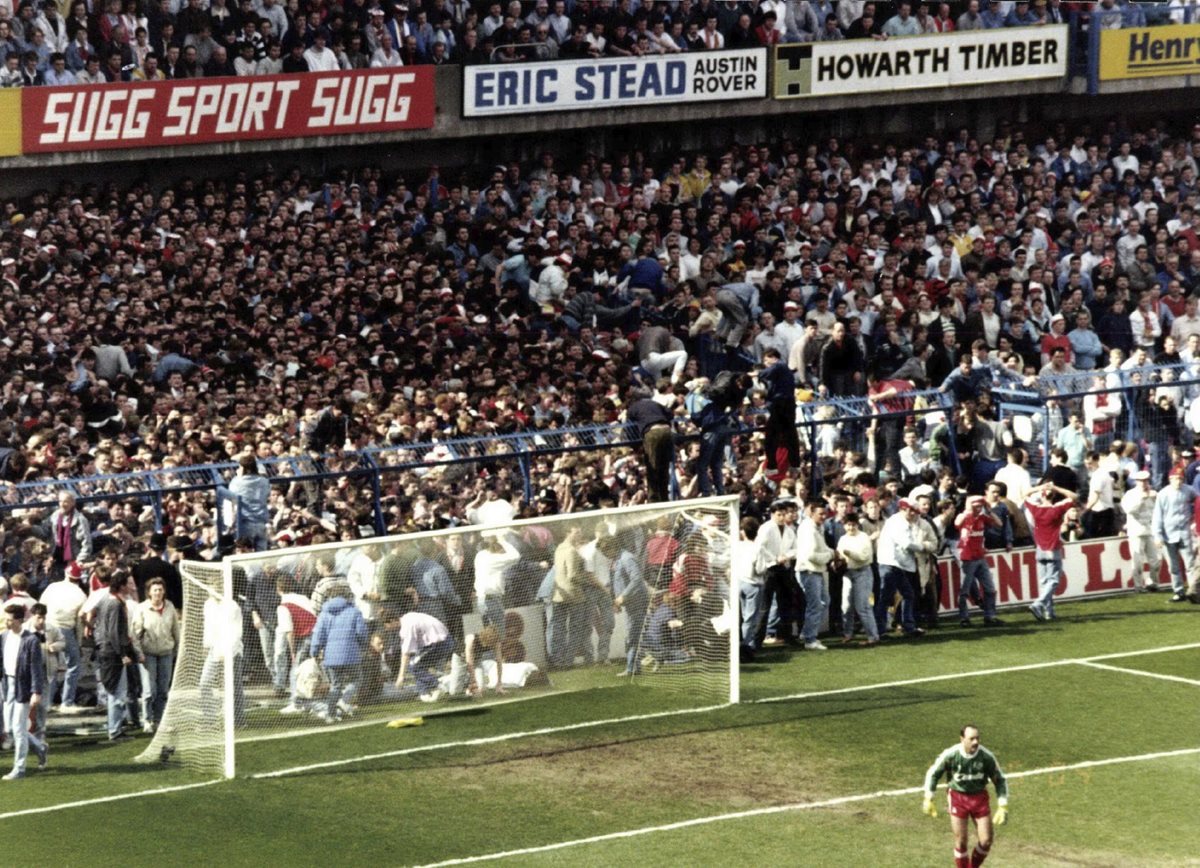 Un total de 96 personas murieron en una avalancha humana el 15 de abril de 1989, en un partido de semifinal de la Copa de Inglaterra entre el Liverpool y el Nottingham Forest. (Foto Prensa Libre: EFE)