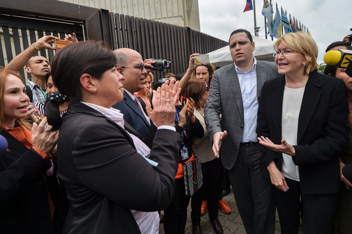 Luisa Ortega Díaz (d), es aplaudida fuera de la sede de la Corte Suprema de Justicia en Caracas. (Foto Prensa Libre: AFP).