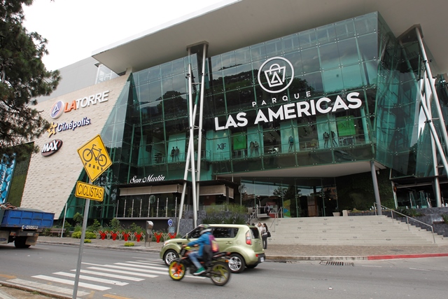 La estructura frontal del comercial Parque las Américas es de vidrio y aprovecha la iluminación natural. (Foto Prensa Libre: Paulo Raquec)