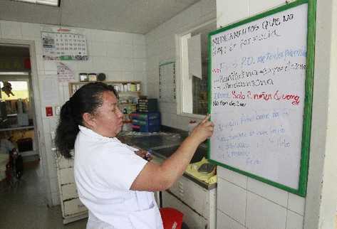 una enfermera de Pediatría muestra un listado de medicinas que necesitan para atender a los pacientes.