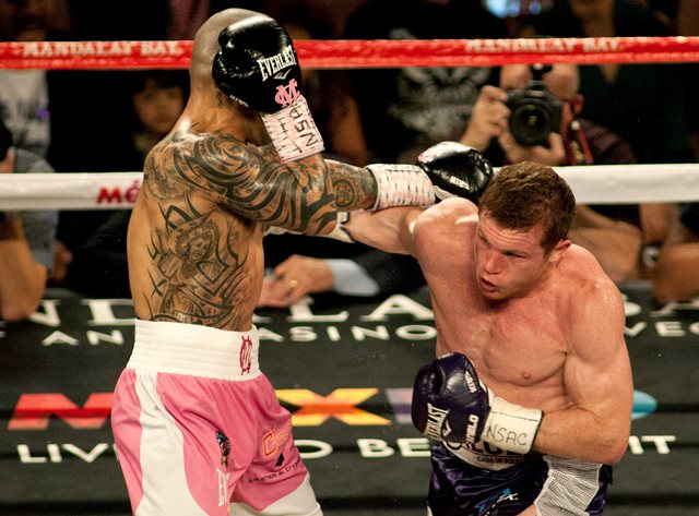 El portorriqueño Miguel Cotto (i) y el mexicano Saúl "Canelo" Álvarez durante el combate por el título mundial del peso mediano del CMB que se celebró anoche en el Hotel Mandalay Bay de Las Vegas. (Foto Prensa Libre: EFE)