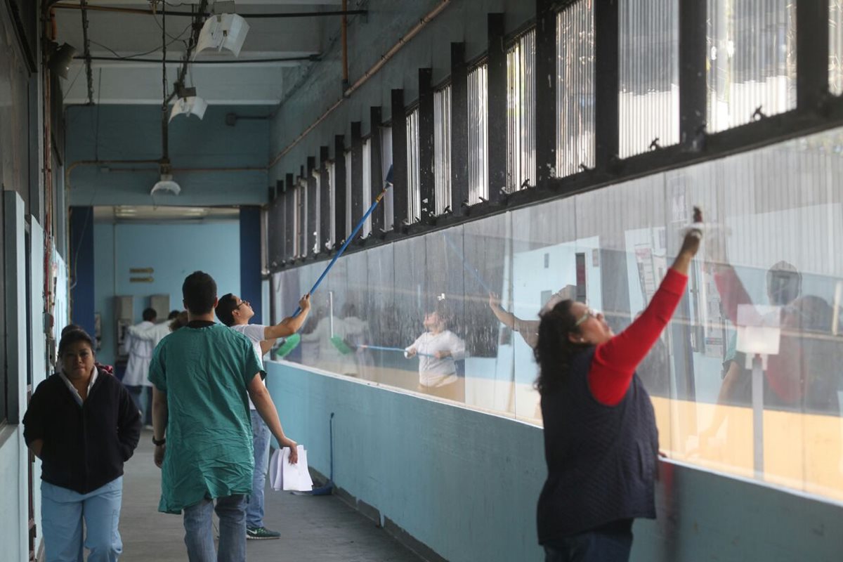 Sociedad civil atiende llamado de autoridades del Hospital General San Juan de Dios. (Foto Prensa Libre: Álvaro Interiano).