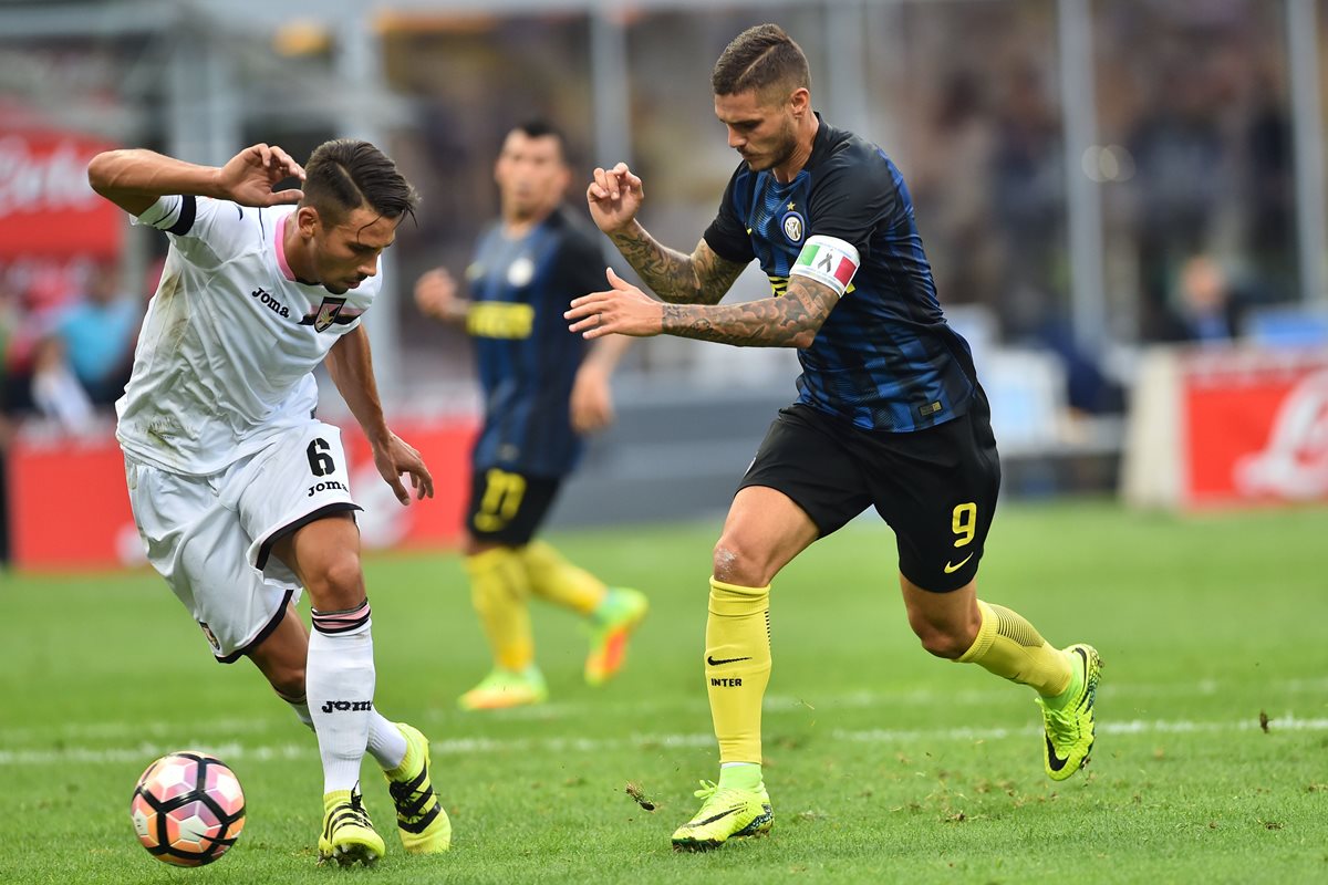 Edoardo Goldaniga trata de mantener el balón ante la marca de Mauro Icardi: (Foto Prensa Libre: AFP)
